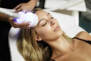 A female customer receiving a Cryo Lifting treatment. Cryo Lifting reduces cellulite and tightens, tones, and firms the skin.